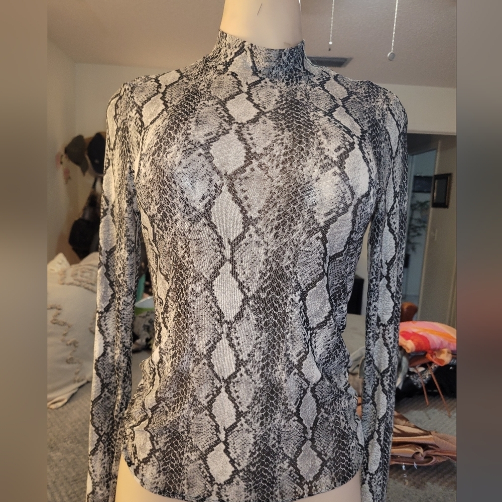 Eye Candy Monochrome Patterned Top Size M - Picture 3 of 9